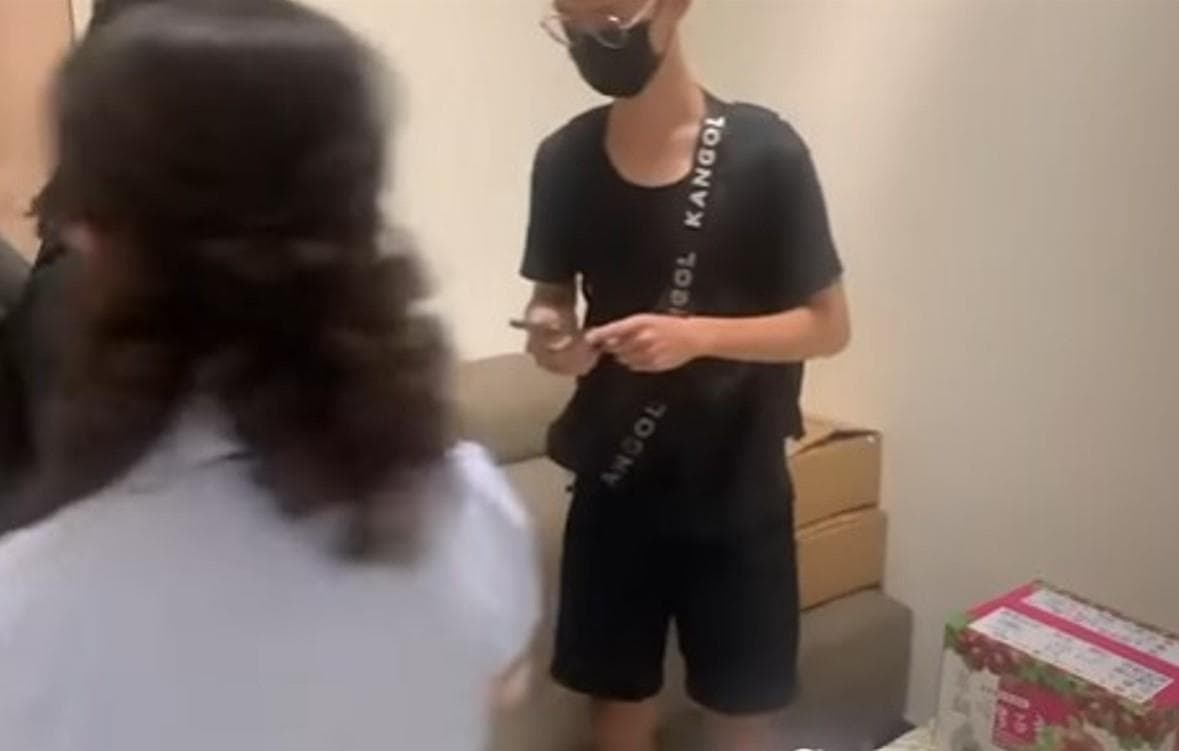 一名男子拍攝客運駕駛危險駕駛影片,開價10萬元要公司買斷影片,並1週內開除該名駕駛。(翻攝自爆料公社)