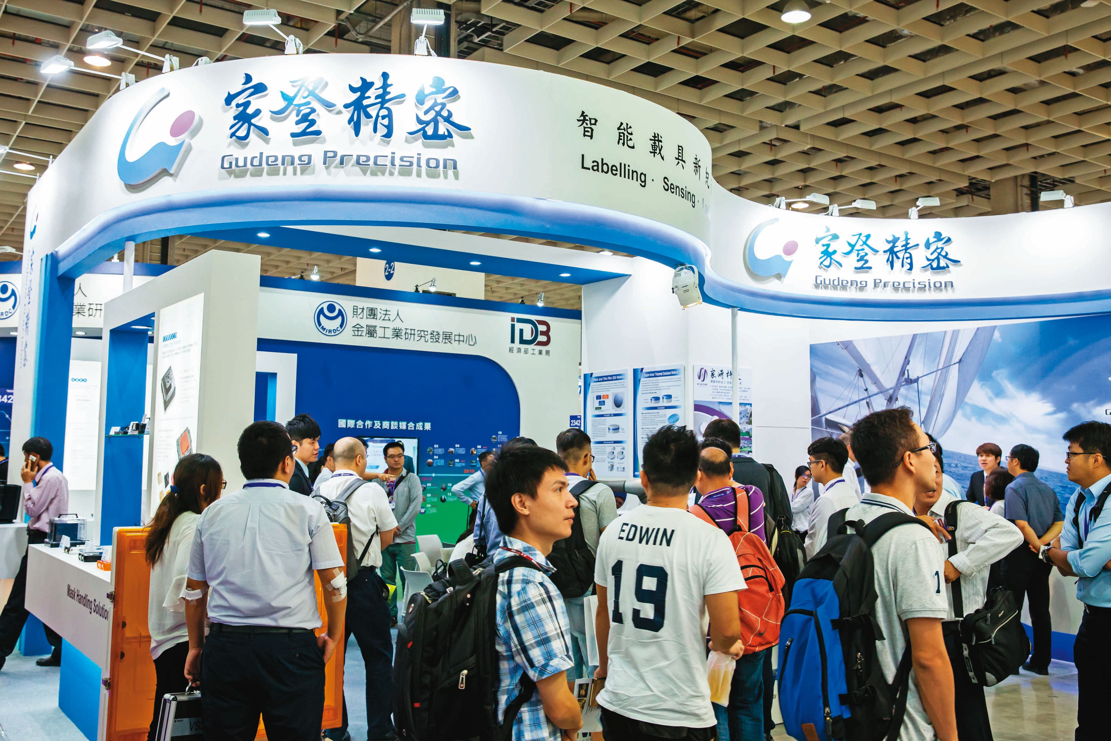 半導體關鍵設備極紫外光機台,訂單能見度極高,帆宣、家登成重點留意股。