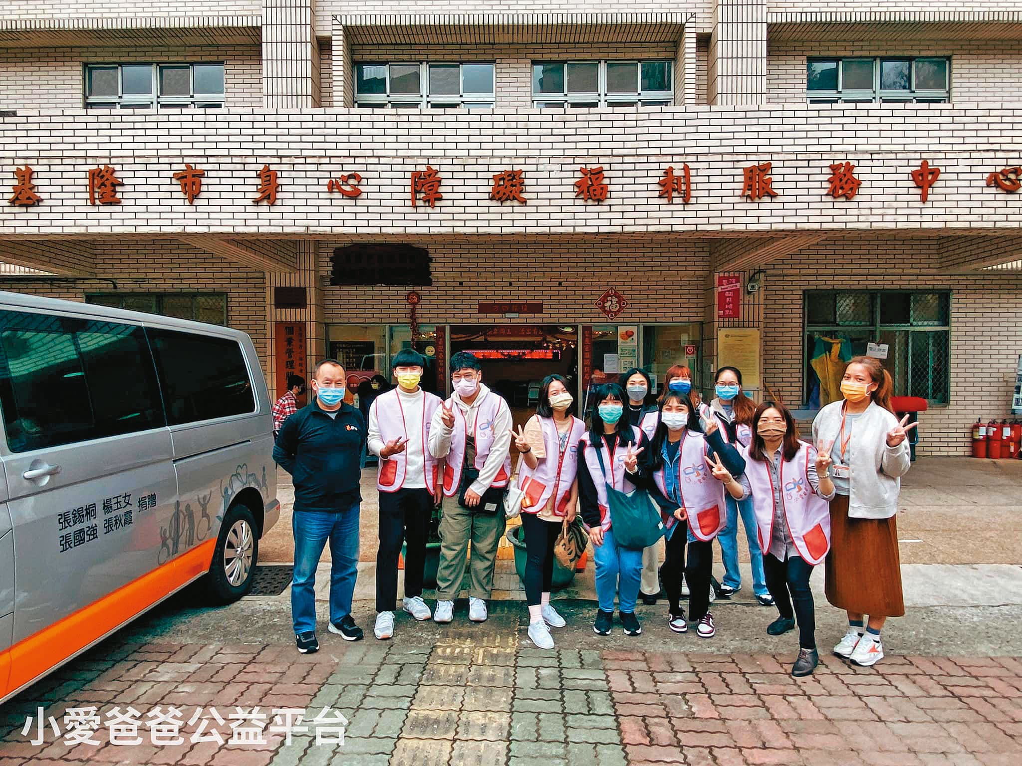 謝國樑以女兒小愛之名成立公益平台,並廣募志工,關懷弱勢。(翻攝小愛爸爸臉書)