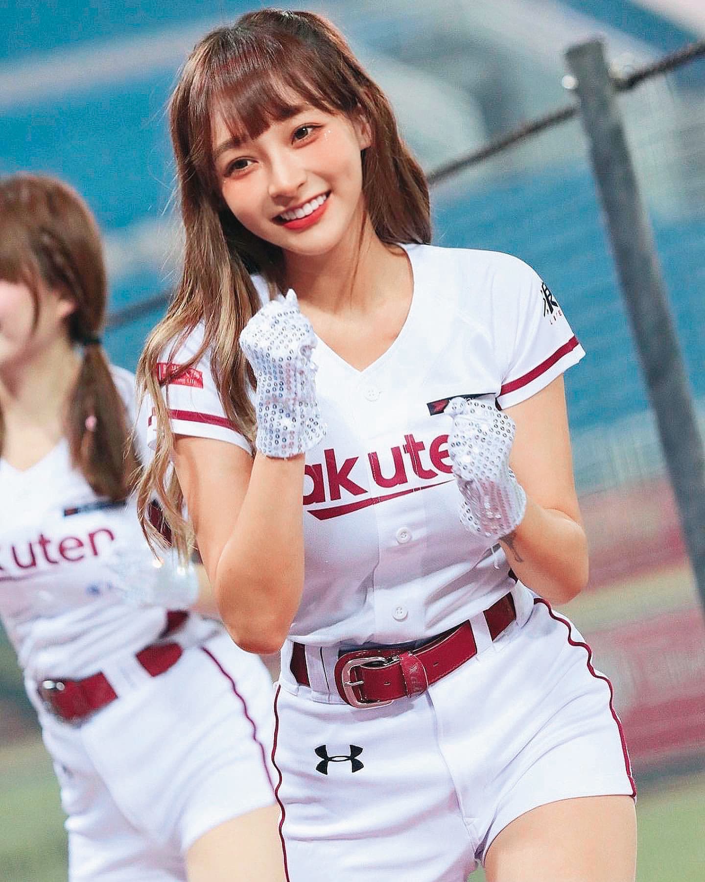 林襄憑著甜美可愛模樣、一五五公分嬌小卻火辣的身材,被封為「樂天尤物」。(翻攝自林襄IG)