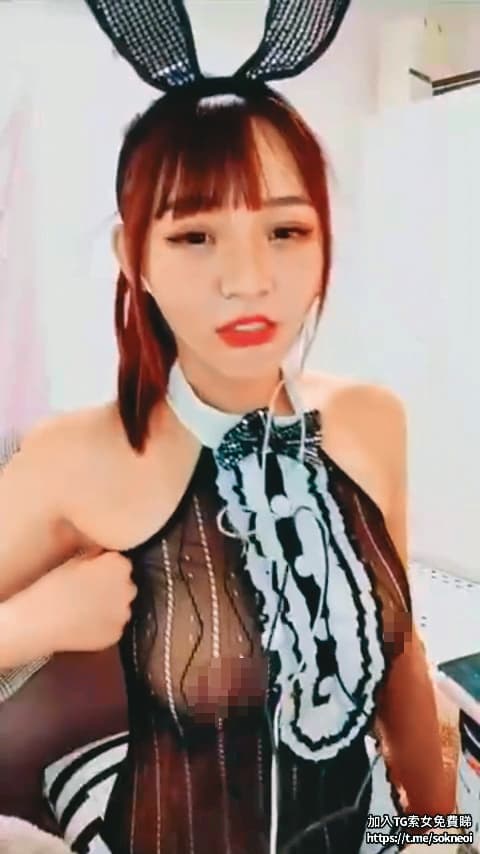 從香港網站流出的影片中,林襄打扮成兔女郎,黑色薄紗若隱若現,32E巨胸貼上乳貼,十分性感。(翻攝自Fun官網)