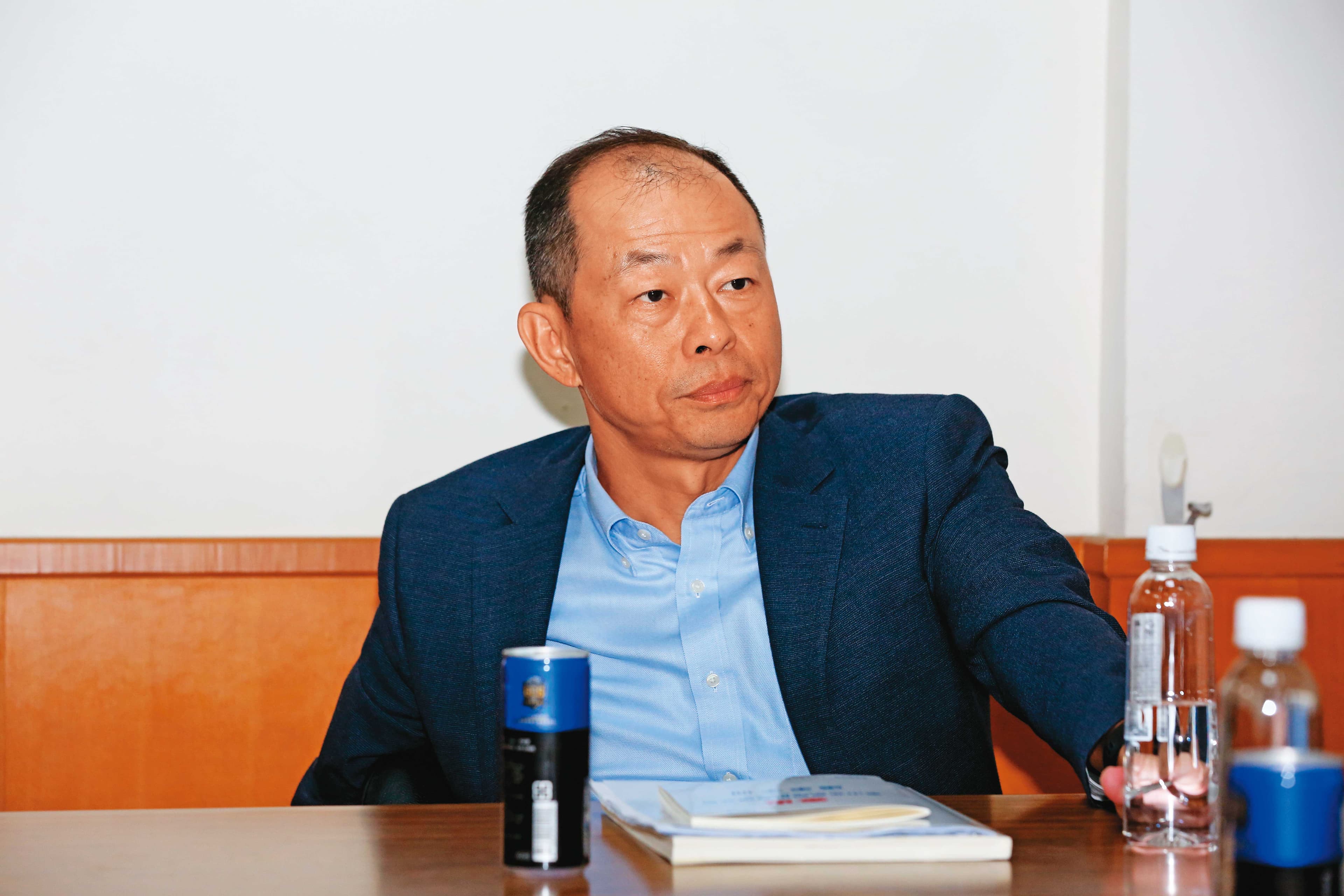 市場派龍邦來勢洶洶,以董事長詹景超為首的泰山公司派如坐針氈。
