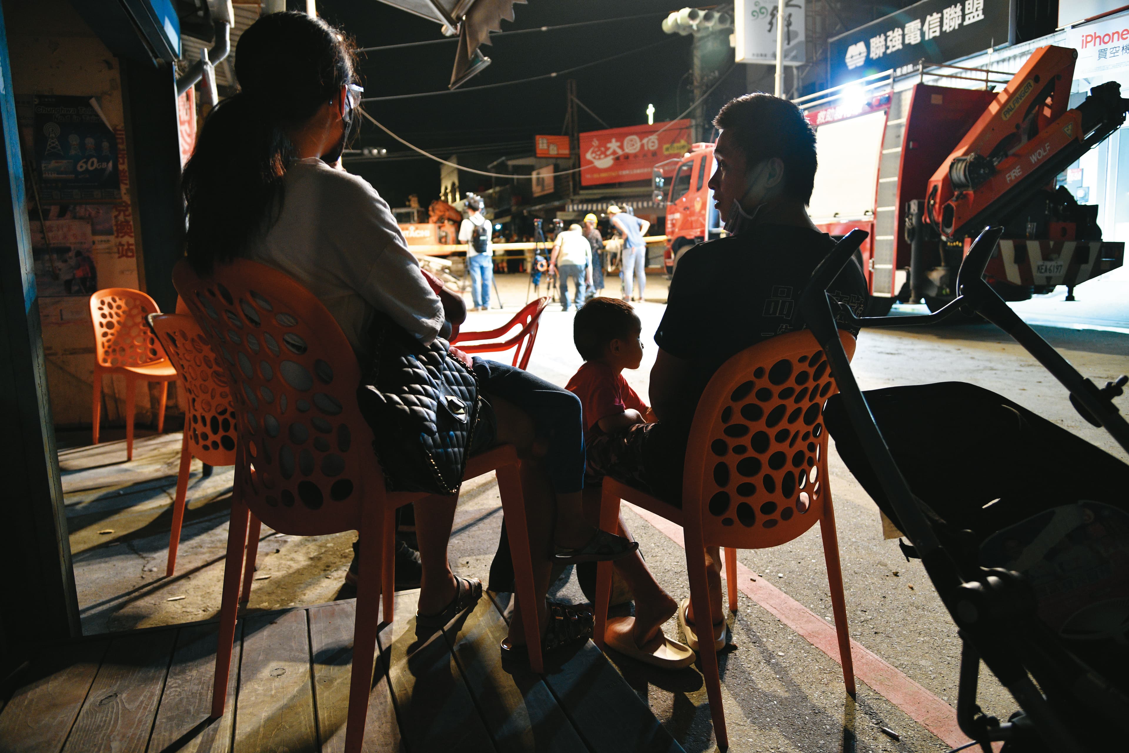 強震後餘震不斷,花蓮玉里民眾不敢回家,只好聚在屋外度過漫漫長夜。