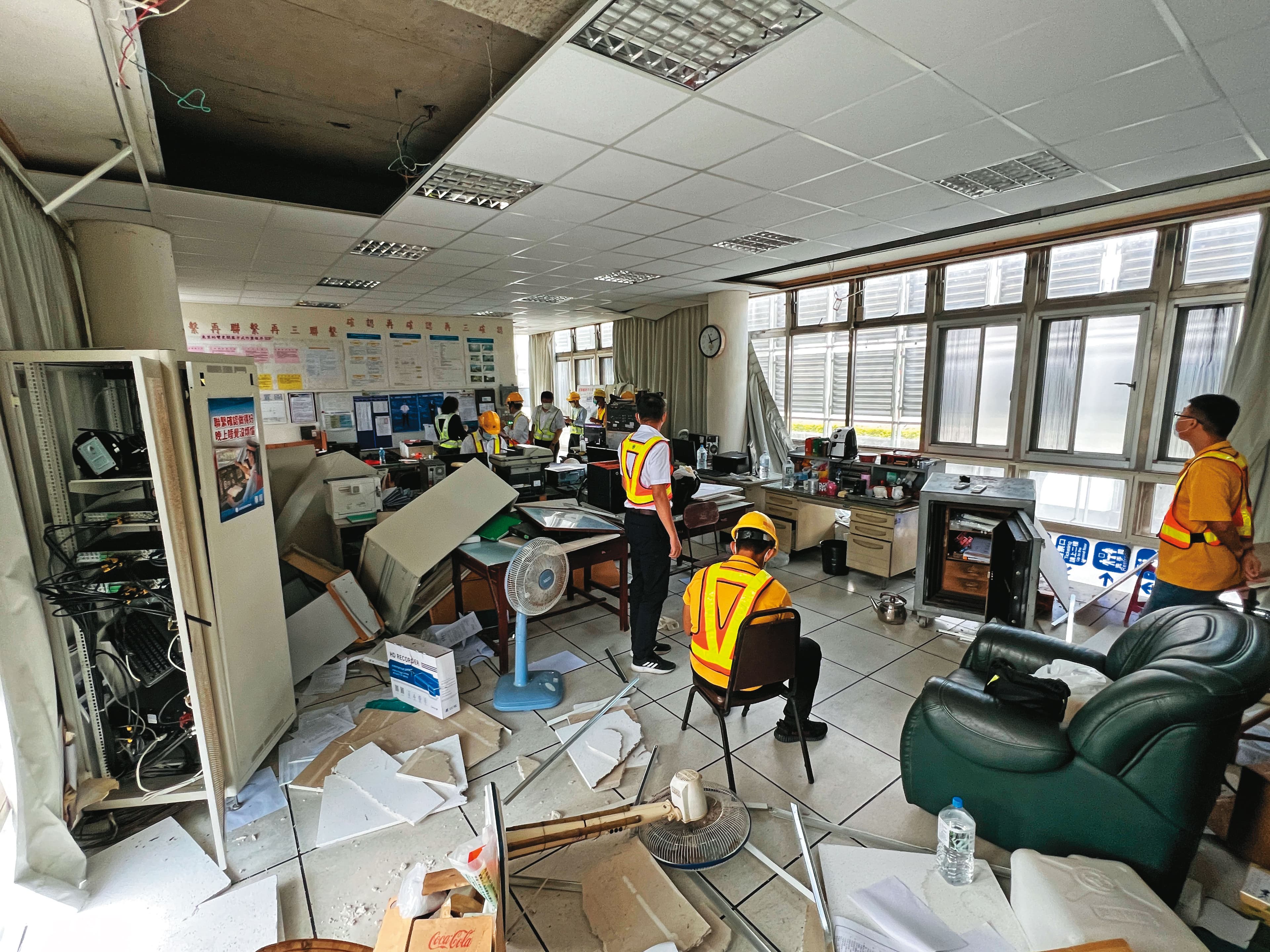 台鐵東里站辦公室因強震造成天花板掉落、大量物品砸落在地。