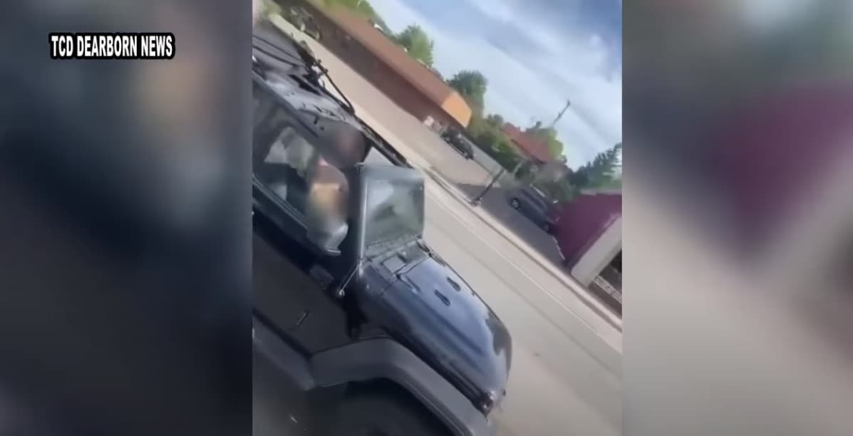 卡車司機開車時發現車外的吉普車駕駛竟裸體,而且還邊開車邊自摸。(翻攝FOX 2 Detroit YouTube)