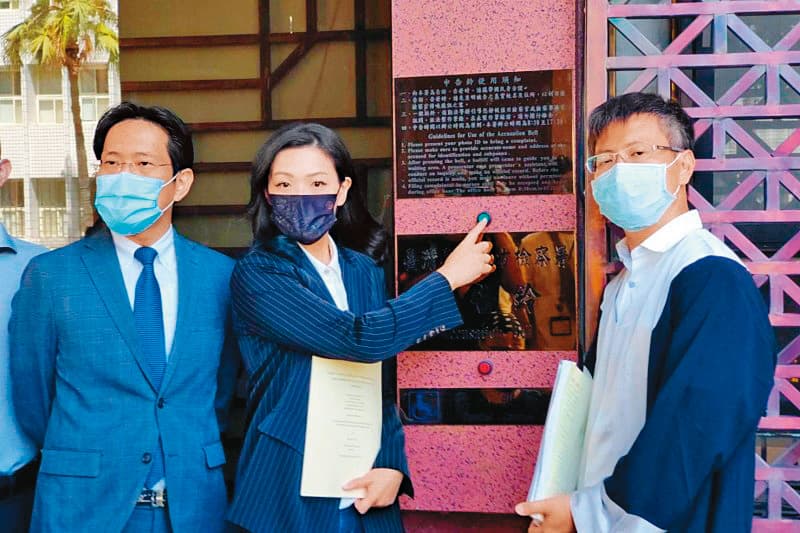 捲入論文抄襲風暴,高虹安(左二)8月赴北檢提告。(高虹安辦公室提供)
