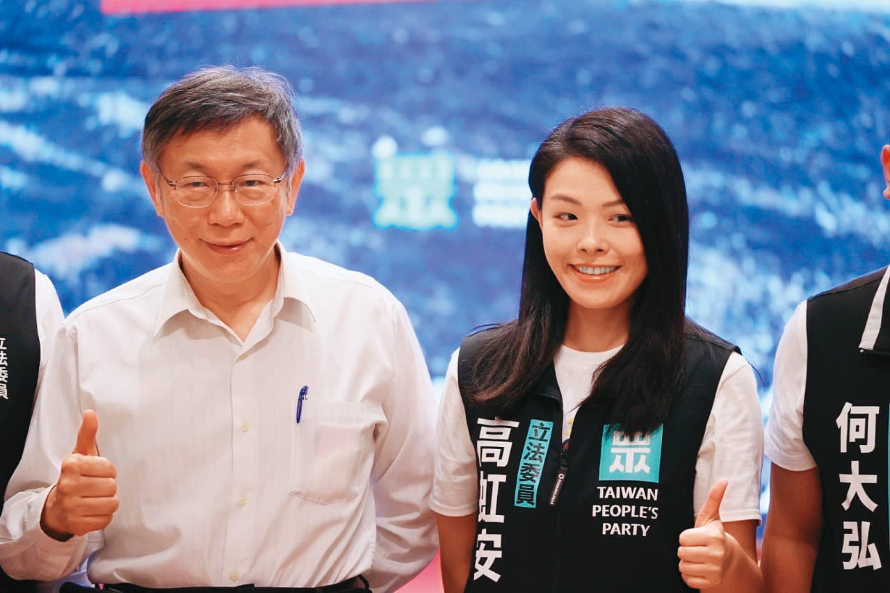 高虹安(右)今年7月獲民眾黨提名參選新竹市長,近日則捲入論文抄襲醜聞。左為民眾黨主席柯文哲。(民眾黨提供)