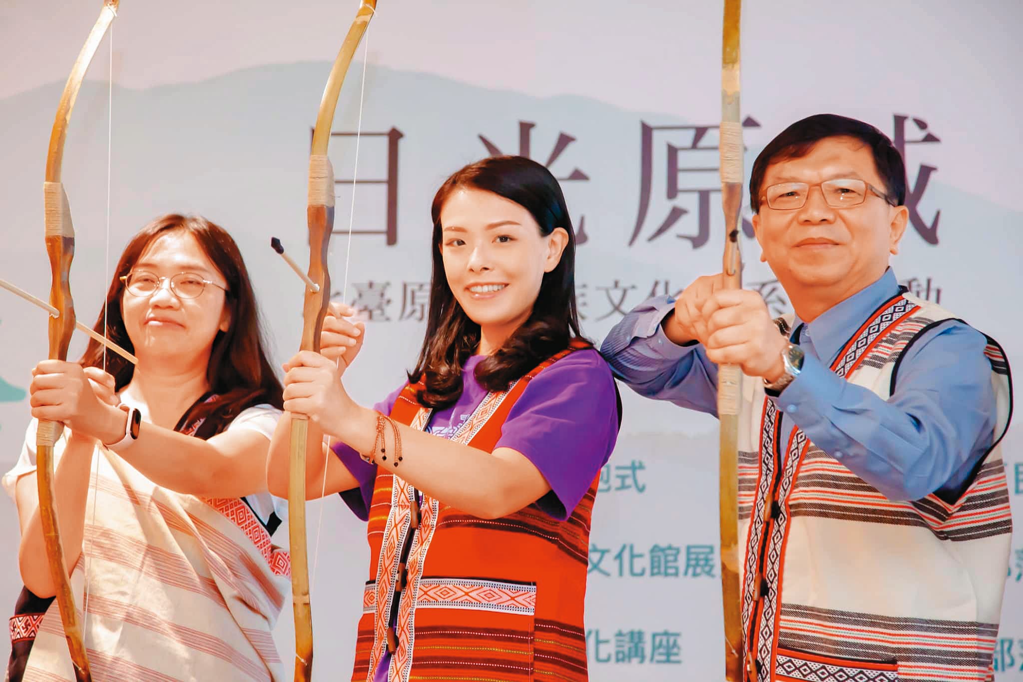 高虹安(中)目前為民眾黨新竹市長參選人,如今捲入論文疑雲,恐衝擊選情。(翻攝高虹安臉書)