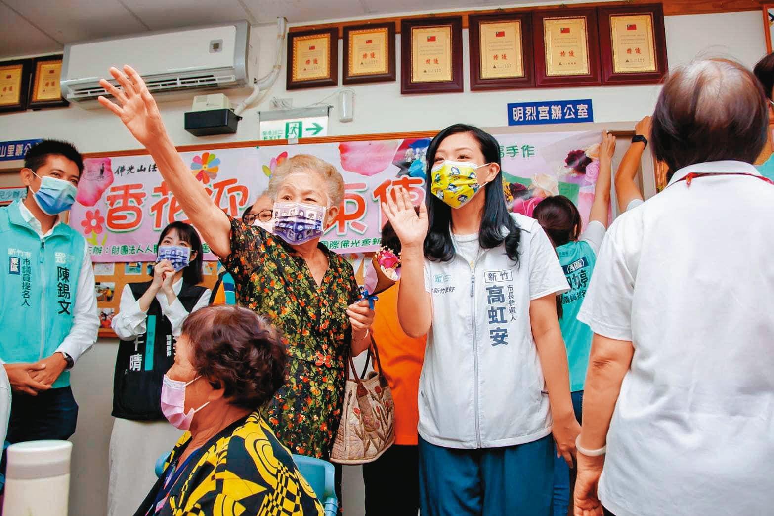 高虹安日前在台北市長柯文哲母親何瑞英(左)陪同下,代表民眾黨登記參選新竹市長。(翻攝高虹安臉書)