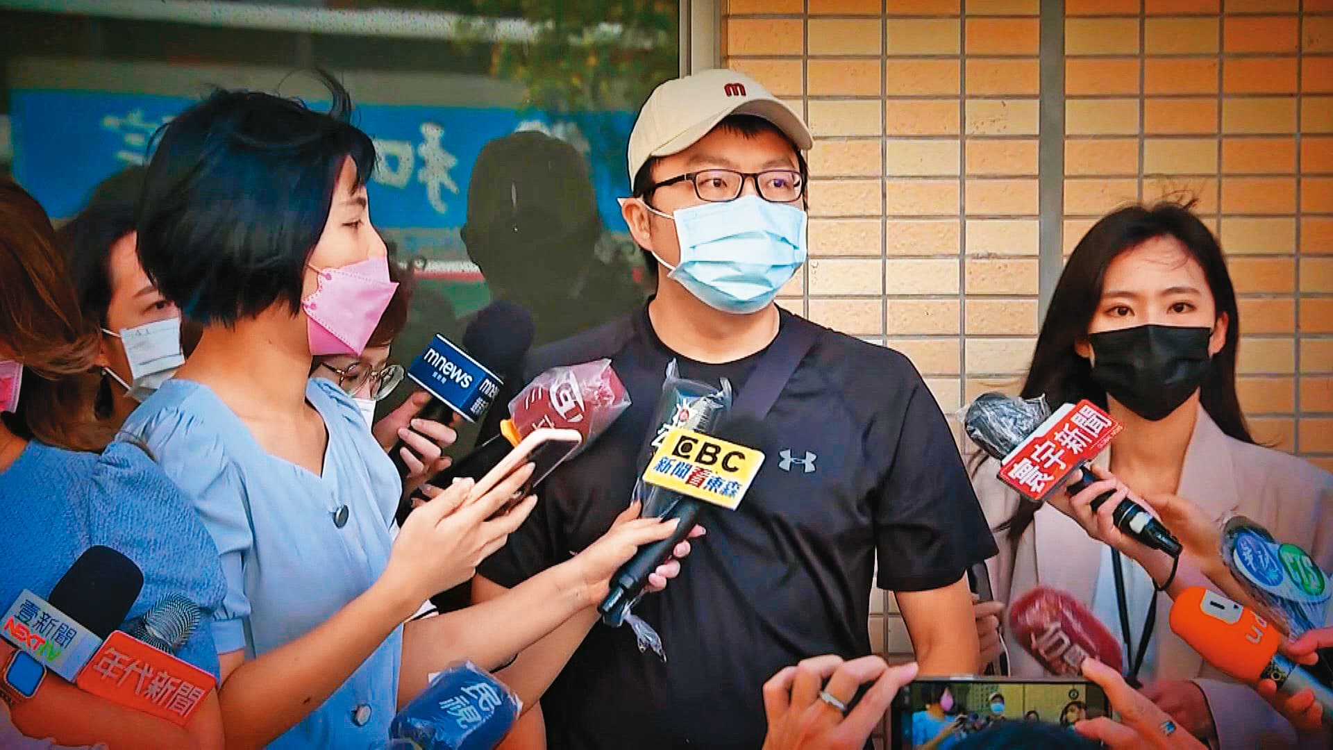 林佳龍舉恩恩案為例，批侯友宜常把「好好做事」掛嘴邊，但卻看不見對人的關懷。圖為恩恩父親（中）。（資料照片）