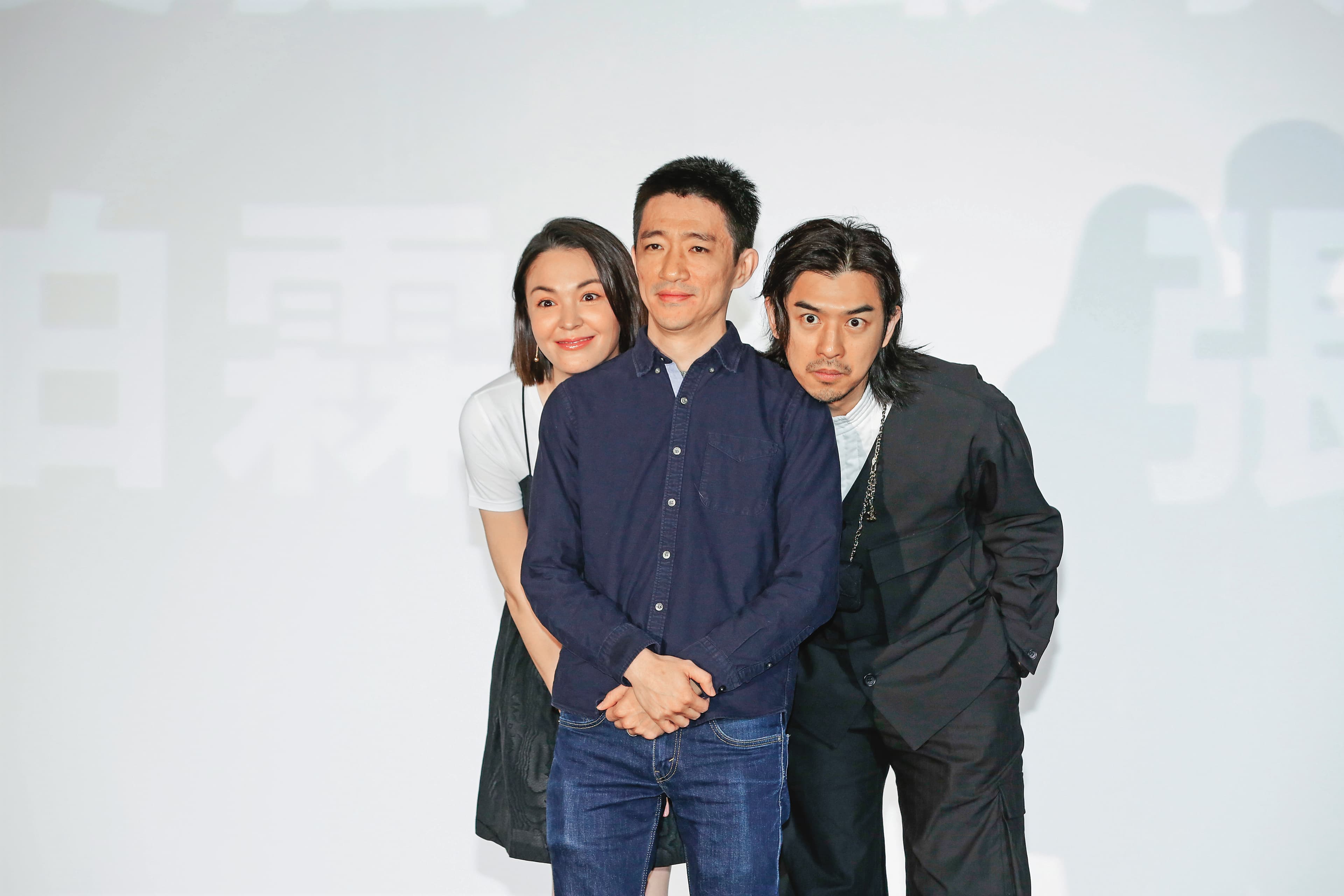 去年初陳柏霖（右起）和《鬼才之道》導演徐漢強、女主角張榕容一起出席前導預告片發布會。
