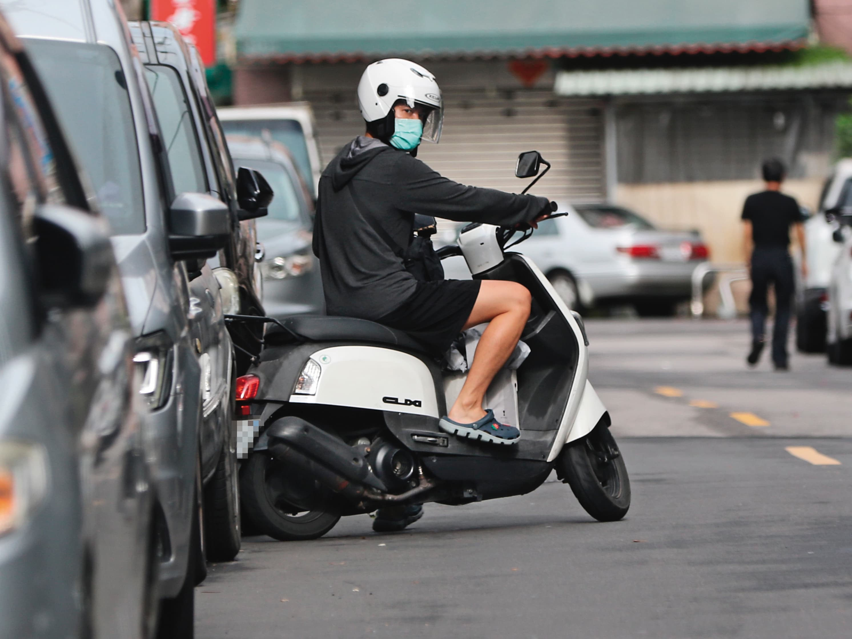 9/4,15:39,許仁杰以機車代步,但是啟程時目光相當忙碌,顯見跟謝京穎的關係仍在地下化。