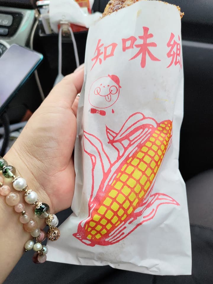 有位網友在臉書社團po文表示,自己買了2支烤玉米,沒想到價格竟然要價265元。(翻攝自爆廢公社二館)