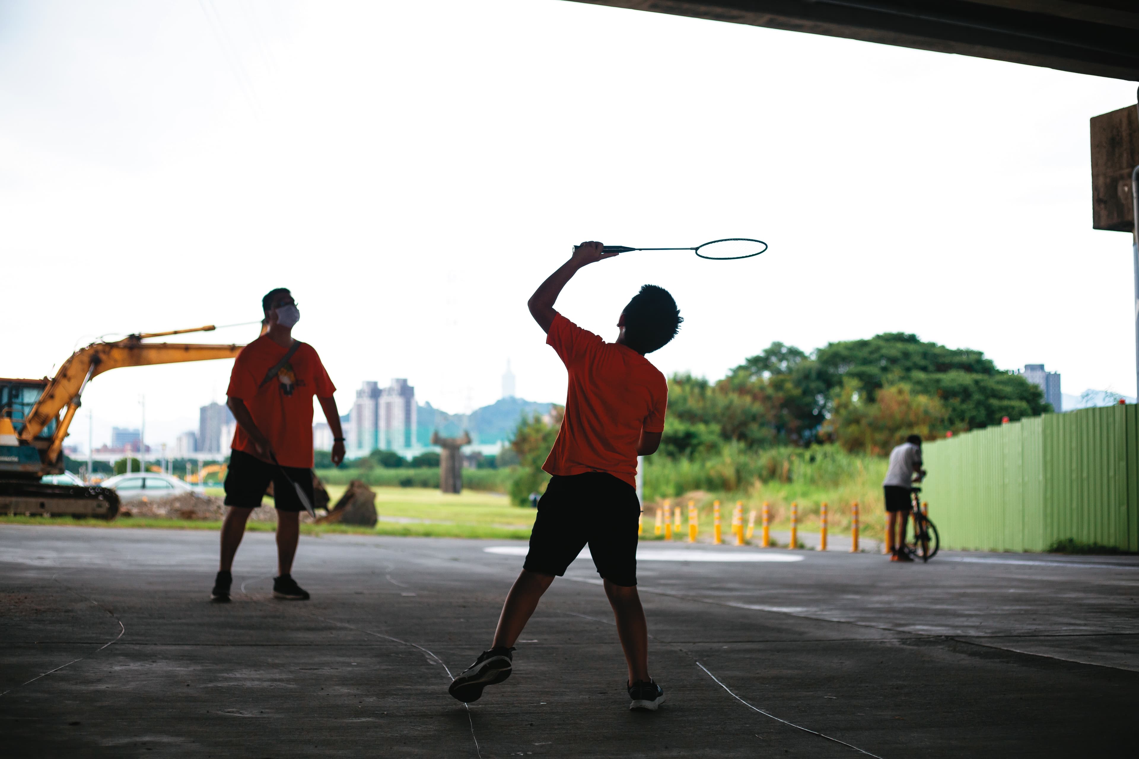 這天,齊齊(右)與家人到河濱公園打羽球,運動能改善ADHD的症狀。