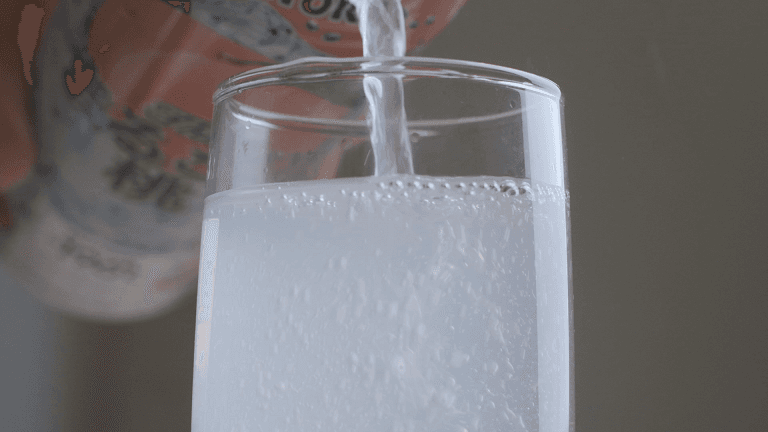 強冽 -196 ℃氣泡強烈、酒色呈現霧白色。