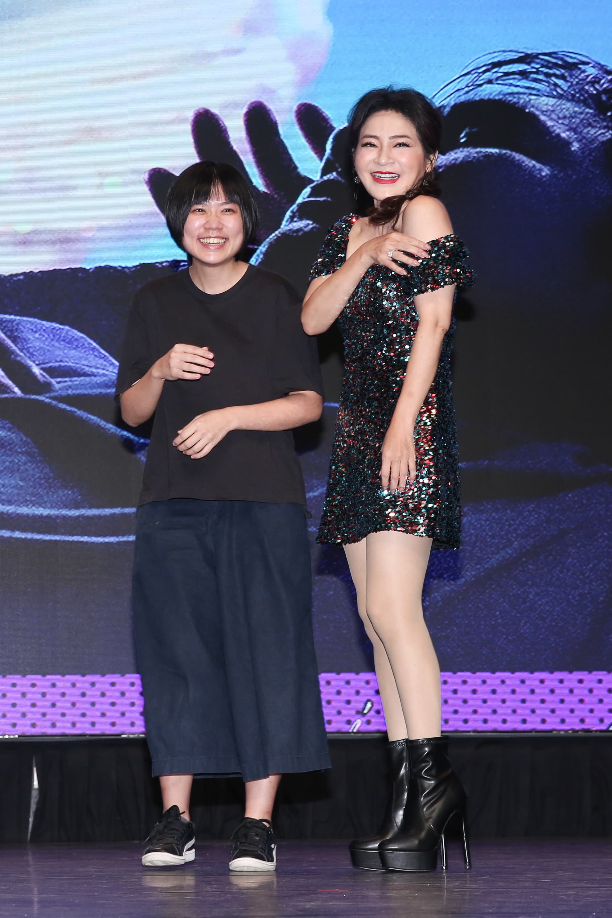 53歲的王彩樺為戲積極瘦身,記者會上也穿著閃亮短裙,微露香肩展現性感。