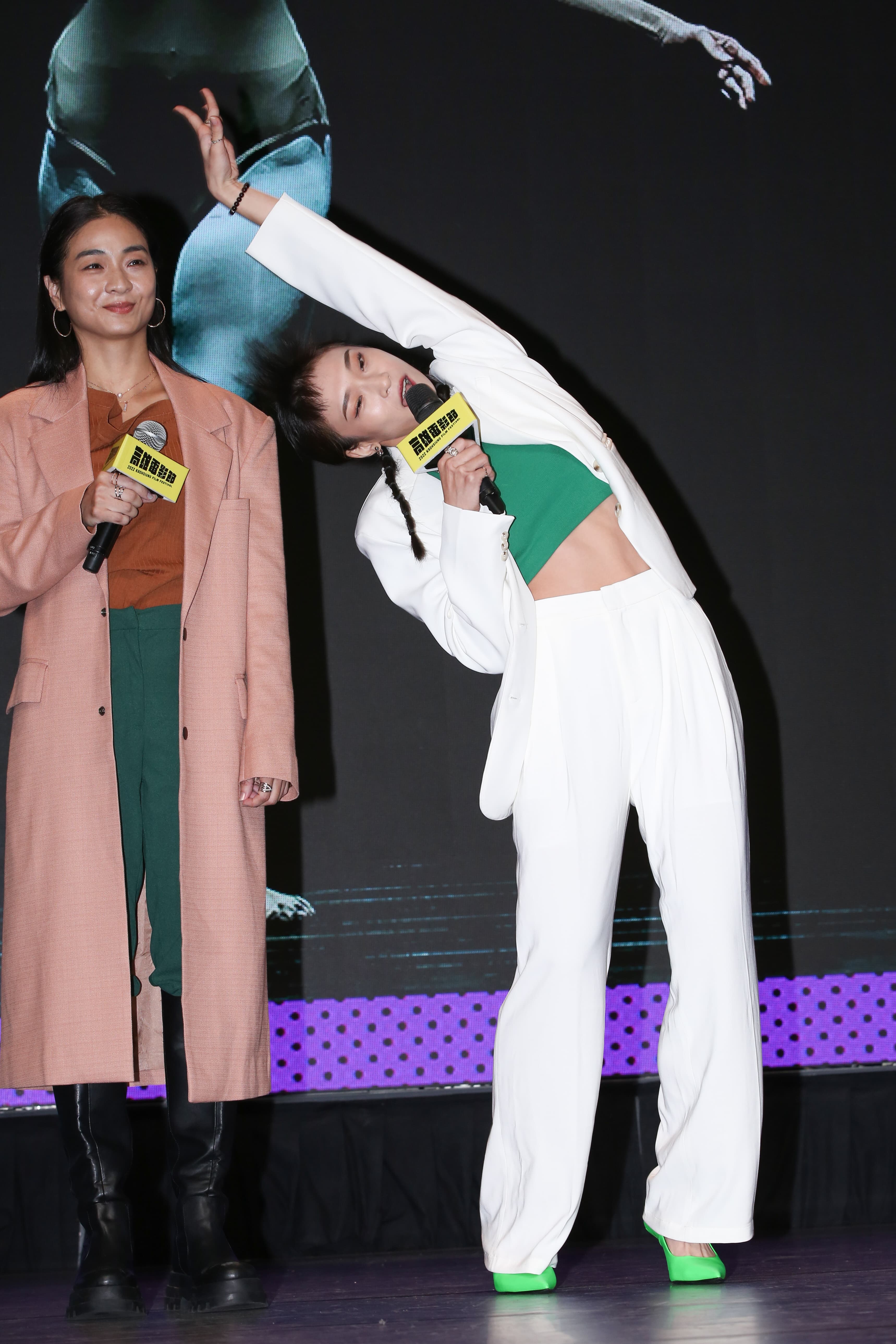 新人演員何亭儀本身也是優秀舞者,《屍舞》中她有許多扭曲肢體的演出,現場馬上示範,左為陳雪甄。