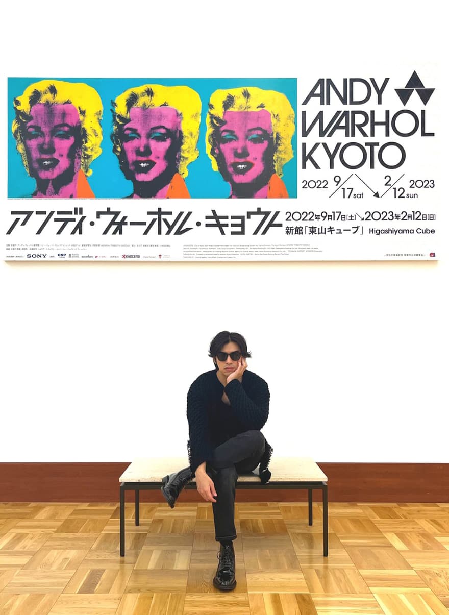 此次展覽將有超過100件首次在日本公開展出的作品,陳柏霖看得目不轉睛。(SMEJ提供)