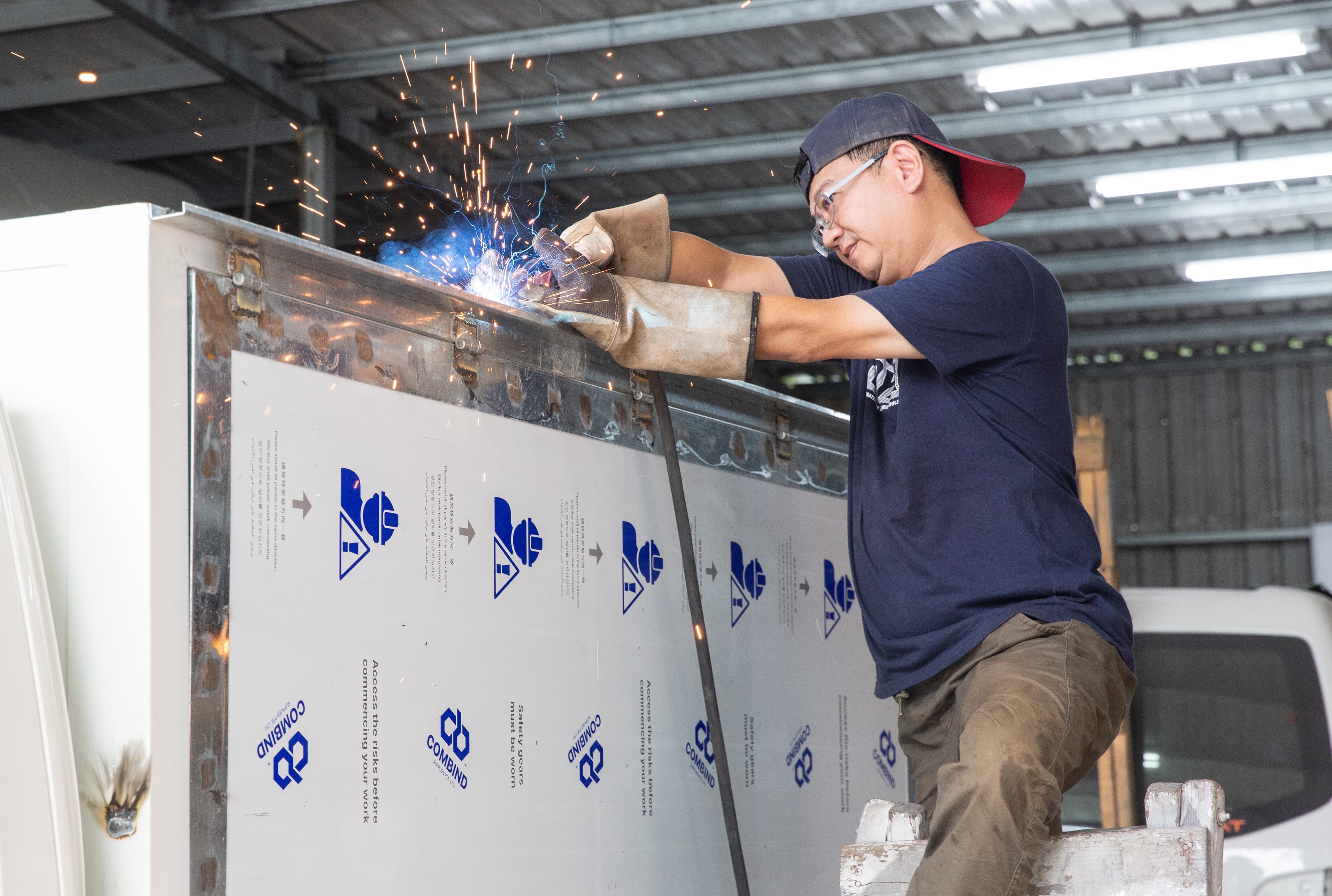 龔修賢從小在修車廠長大,舉凡電銲、切割等細部工作通通難不倒他,人手不足時也要跳下去幫忙。