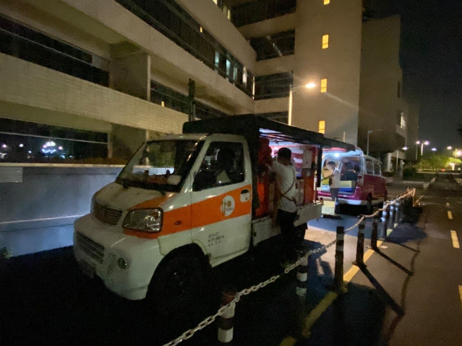 新冠肺炎疫情延燒期間,胖卡小巴提供餐點送暖醫護人員。(翻攝胖卡協會台灣行動車創業發展協會臉書粉絲團)