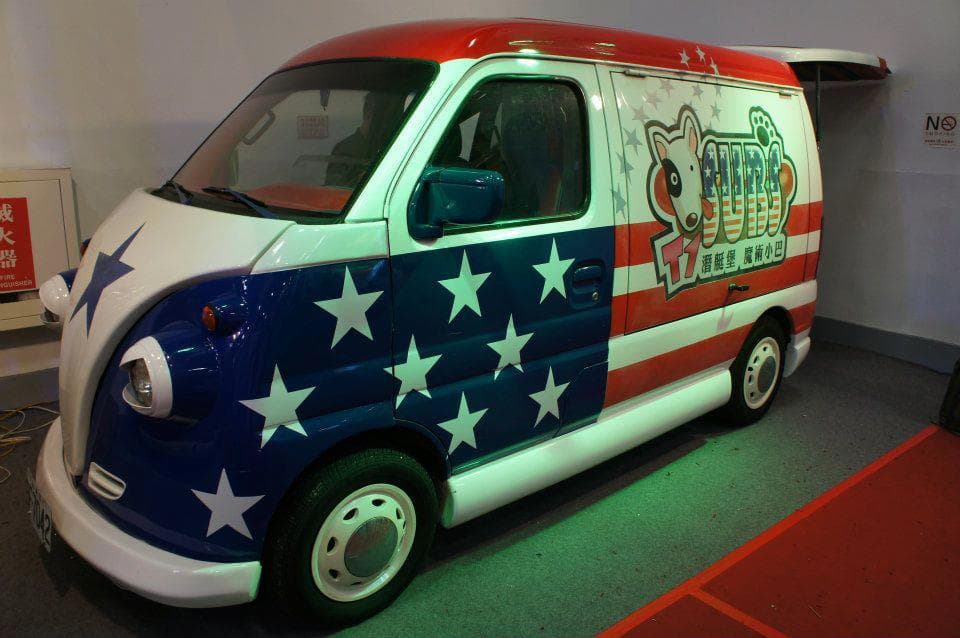龔修賢打造「小巴潛艇堡」餐車品牌,用自己養的狗狗當作品牌LOGO。(魔術小巴提供)