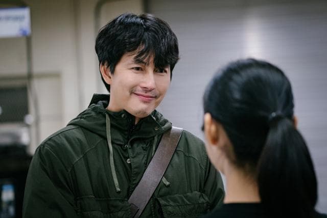 鄭雨盛去年因同公司的裴晟佑酒駕,緊急代打演出韓劇《延遲的正義》,大獲好評。(翻攝自韓國日報)