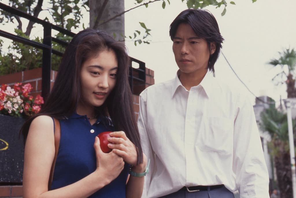 由豐川悅司(右)與常盤貴子主演的日劇《跟我說愛我》當年在日本播出後寫下收視佳績。(翻攝自paravi)