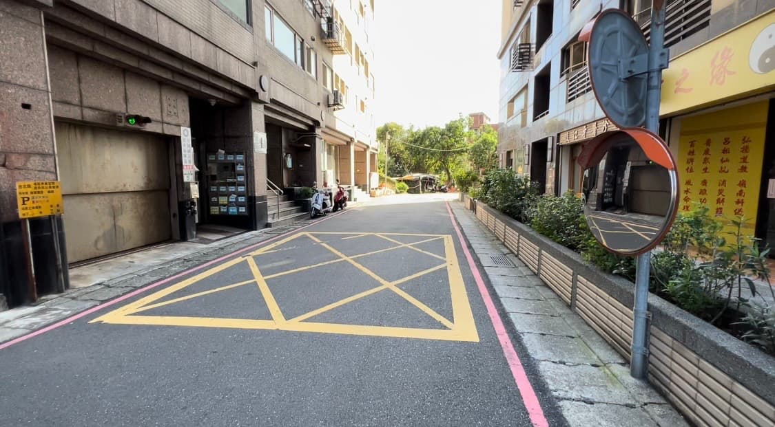 新北市淡水區文化路59巷內畫有黃線往,車輛行經要注意往來用路人。