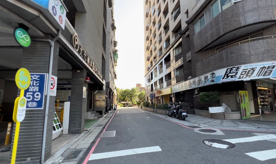 新北市淡水區文化路59巷,2邊都畫有紅線,維護用路人安全。