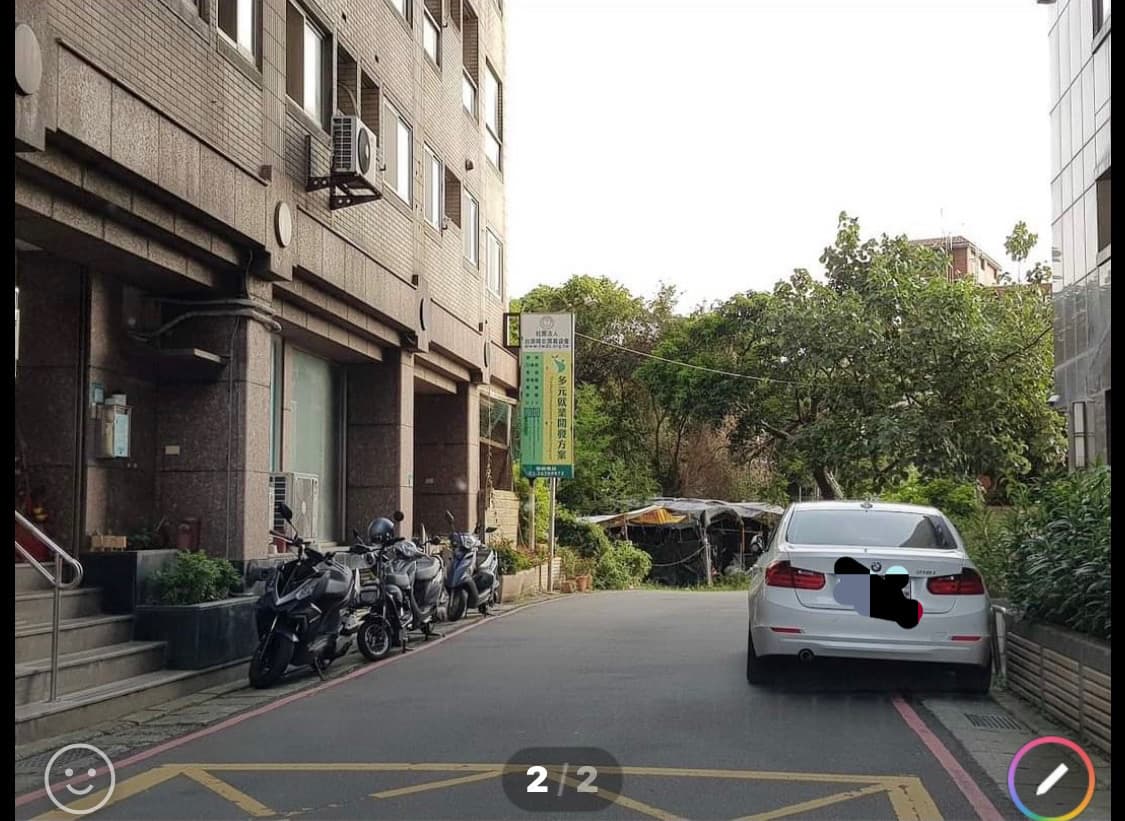 陳偉杰車紅線違停。(讀者提供)