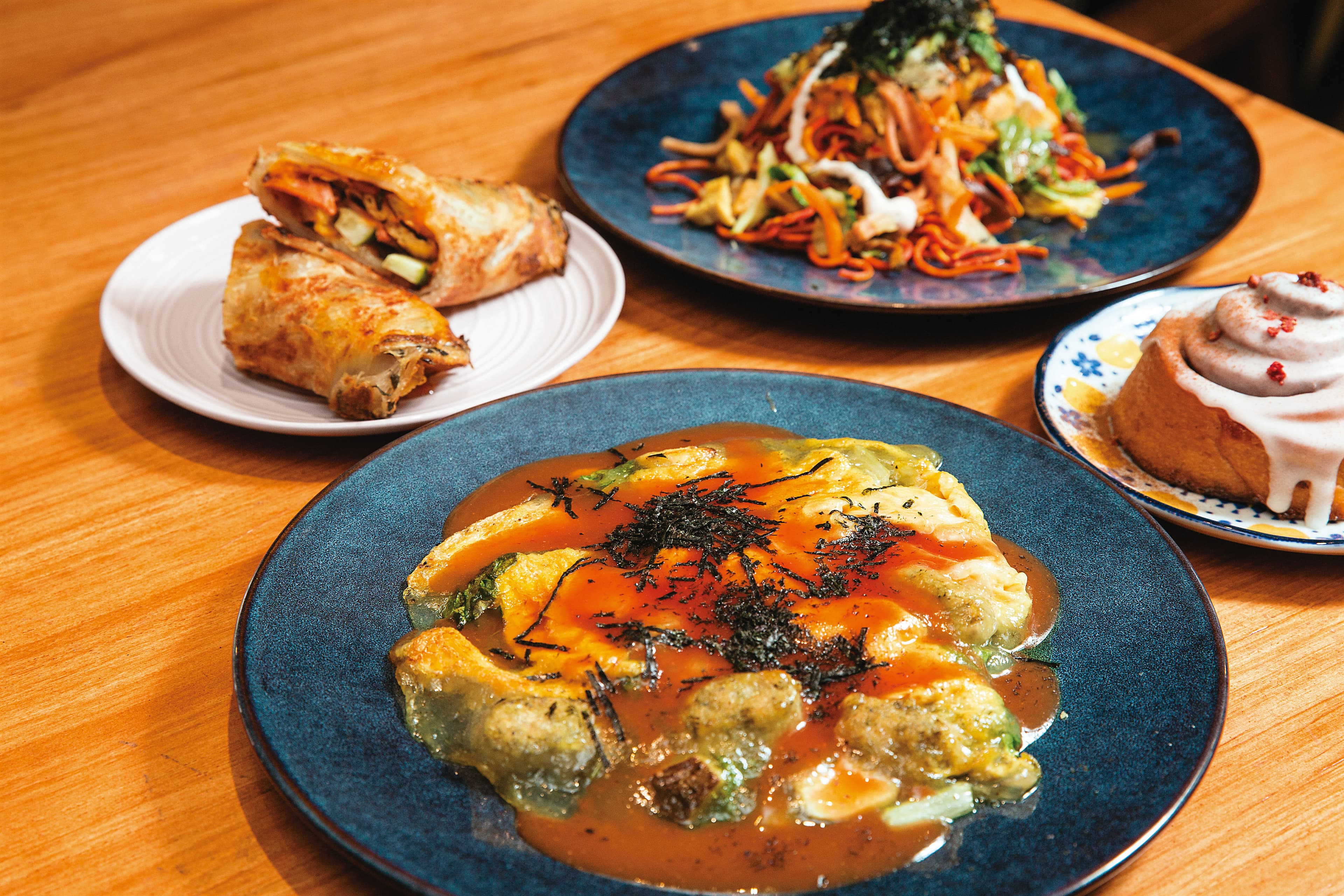 LieblingSalon的招牌料理不只沒有葷食,也不含蛋、奶、蜂蜜等食材,其中素仔煎、紅香拌麵最受歡迎。