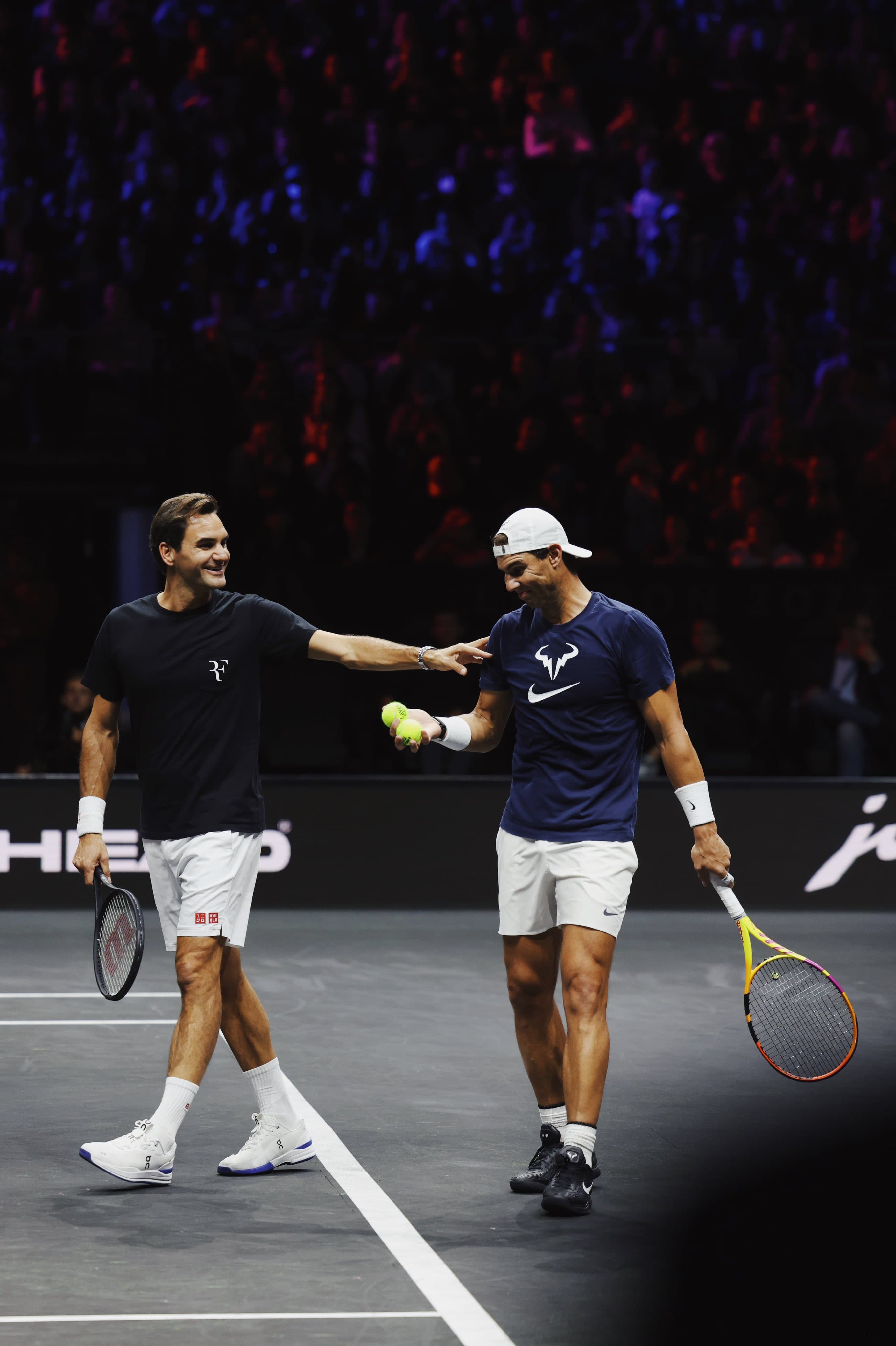 費德勒(左)和納拿爾「Fedal」兩位當代傳奇合體打雙打。(翻攝Roger Federer推特)