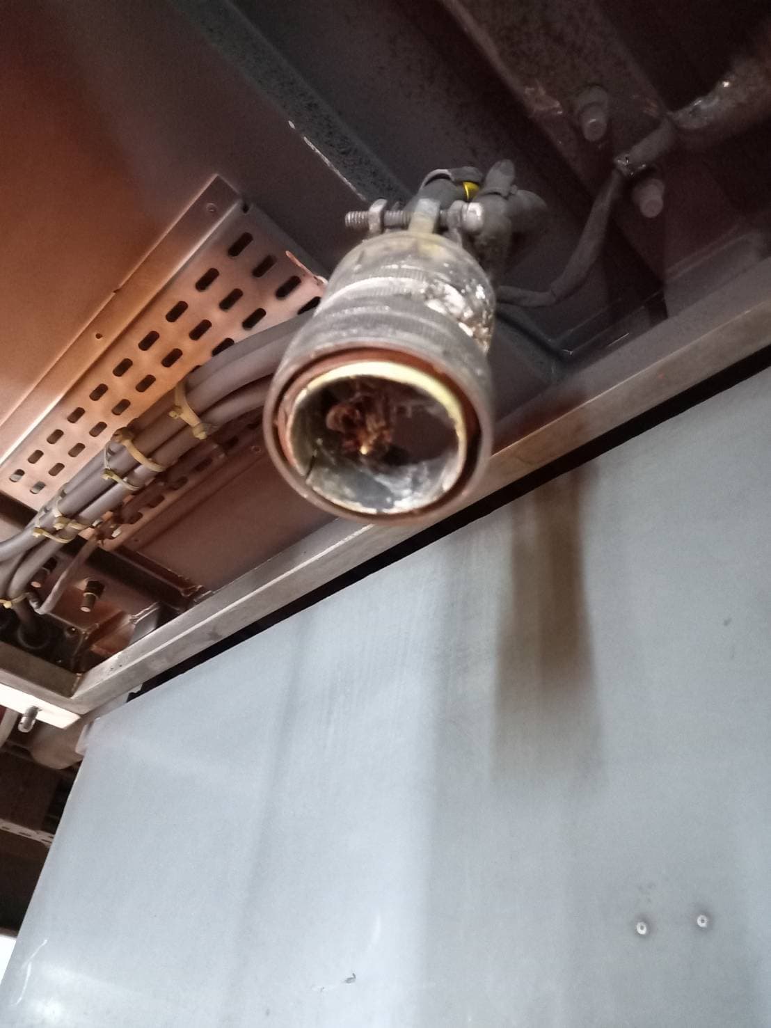 維修人員初步檢視,列車無法自動行駛的原因為輔助電力設備異常。(北捷提供)