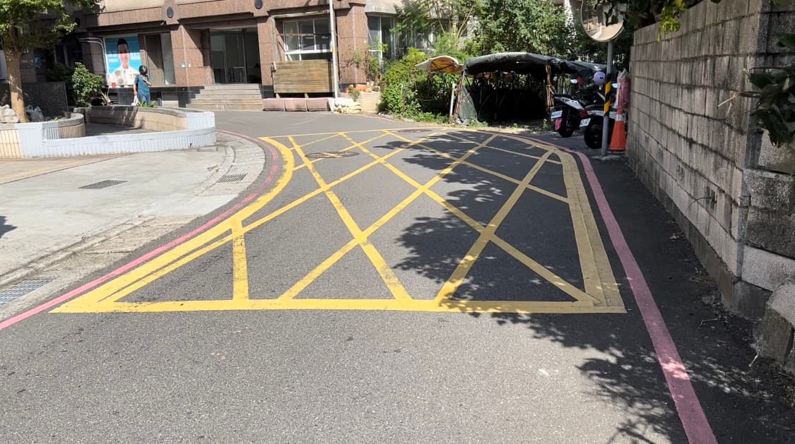 新北市淡水區文化路59巷是彎路,亂停車隊用路人很危險。