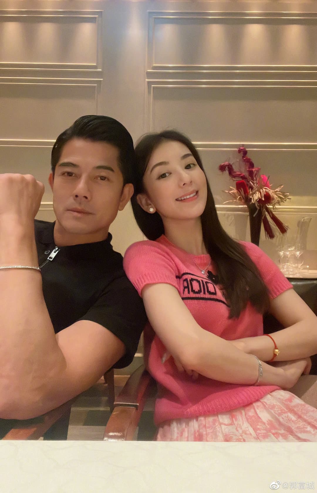57歲的郭富城與方媛結婚5年,如今一家四口幸福滿滿。(翻攝自方媛微博)