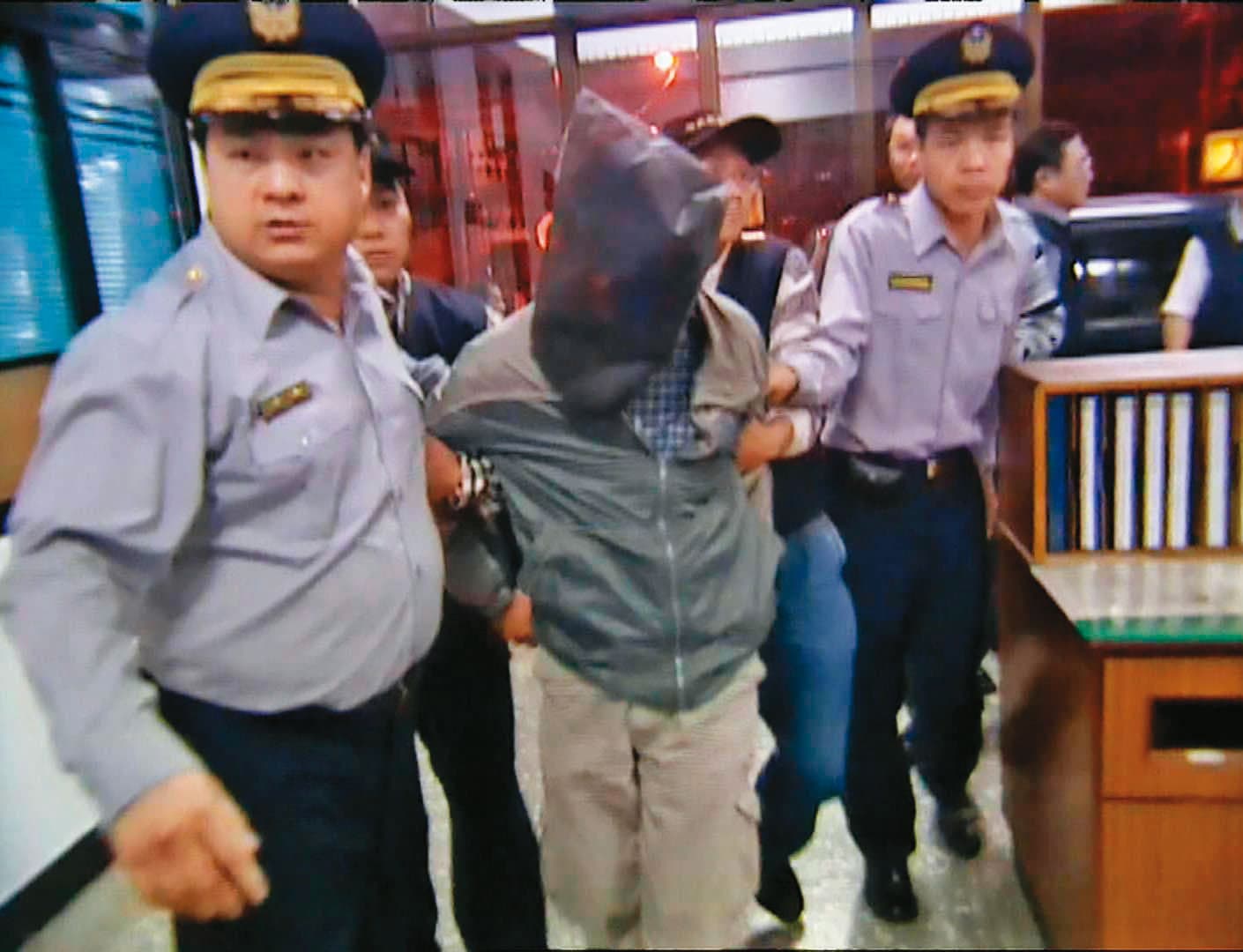 警方根據事證鎖定曾思儒(中)犯案,他自知難逃法網,決定投案。(東森新聞提供)
