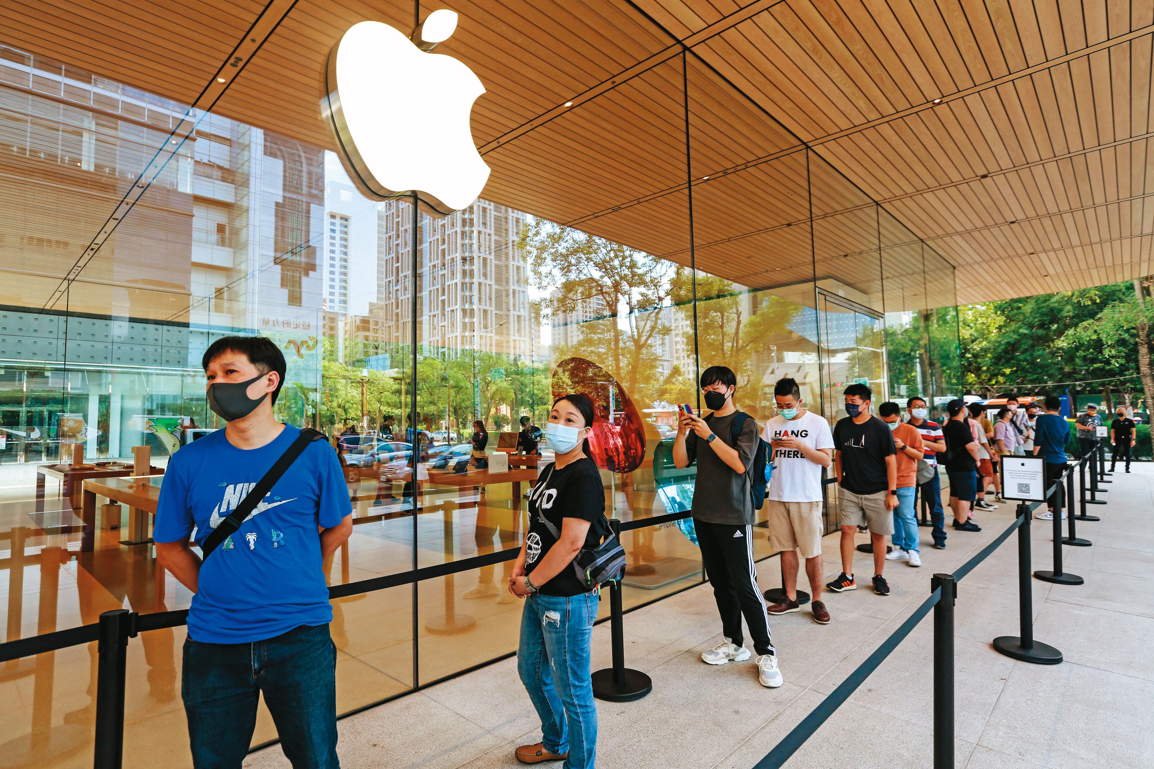 蘋果年度新機 iPhone 14才開賣,三星立刻發文嗆iPhone不夠創新,「摺」不起來,火藥味十足。
