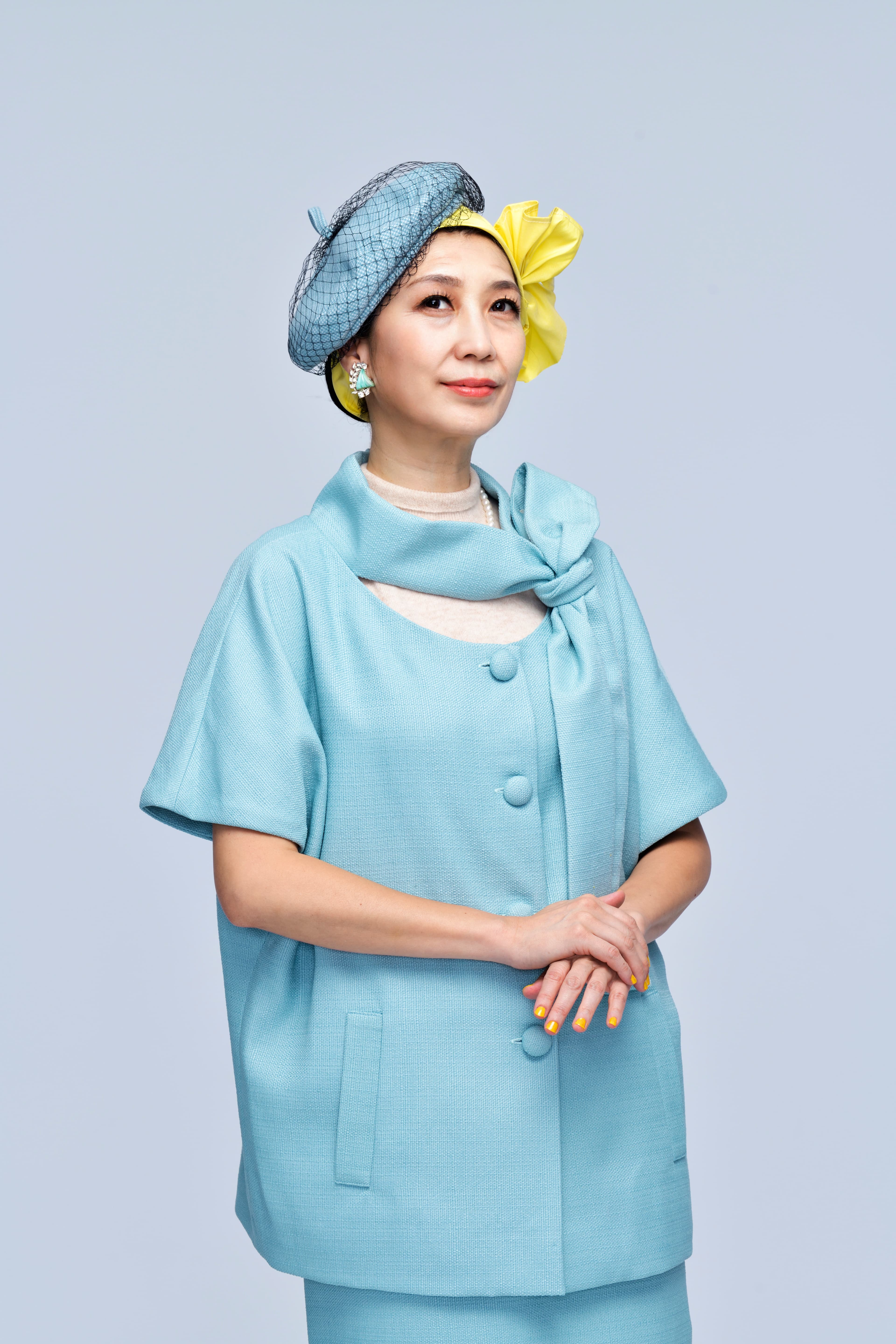 在舞台劇《明星養老院》劇中又演又唱還彈琴,讓黃嘉千每次演出都像在度假。(金星文創提供)