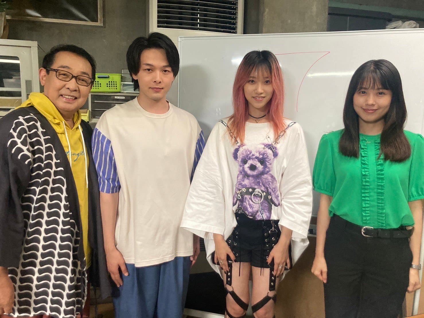 片岡凜(右二)是片岡達也的女兒,今年首次出演電視劇,並和中村倫也(左二)及有村架純(右一)合作。(翻攝自@ishihane_tbs twitter)