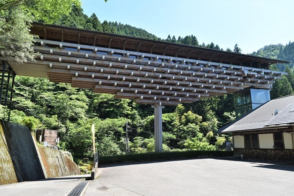 連結雲之上藝廊與飯店本館的「木橋美術館」完全不用一根釘子,呈現日本建築傳統工藝美學。(高知縣觀光會展協會提供)