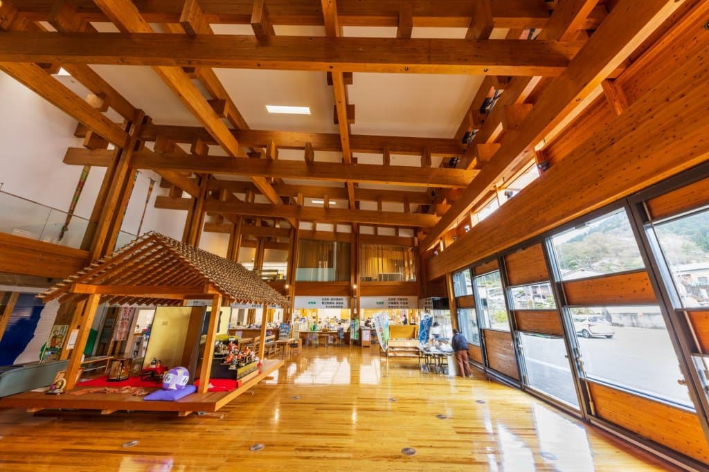 檮原町綜合廳舍內部保留建築歷史痕跡,並作為古老交流文化「茶堂」的使用概念。(高知縣觀光會展協會提供)