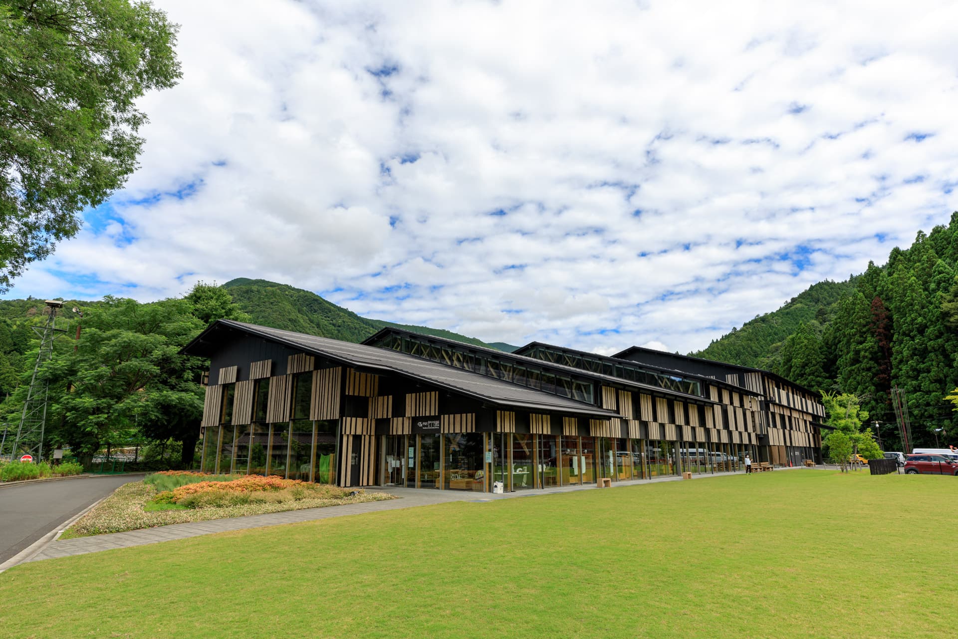 「檮原町立圖書館」2021年榮獲日本圖書館協會建築賞。(高知縣觀光會展協會提供)