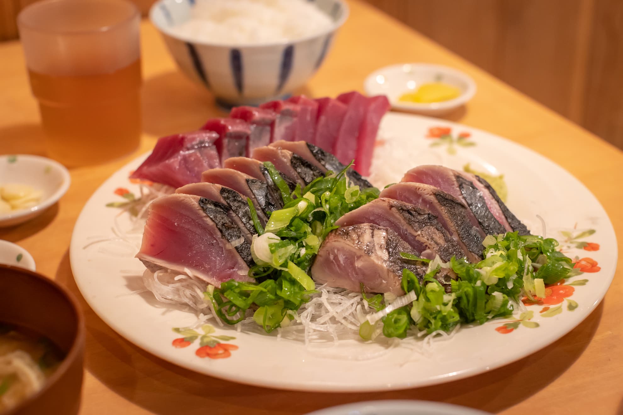 「田中鮮魚店」被評為「高知最好吃的炙燒鰹魚」。(高知縣觀光會展協會提供)