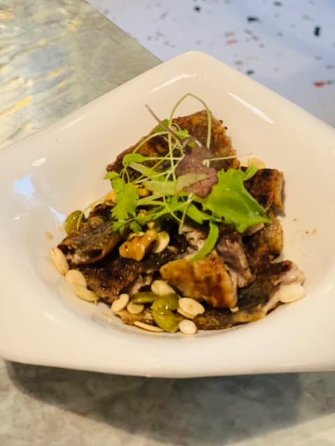 口感酥脆的「虱目魚皮」，是台南特色食材，也是BD的招牌菜之一。（1,760元2人套餐菜色）