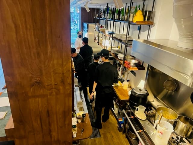 所有菜餚都出自這個面積不大的開放式鐵板廚房。