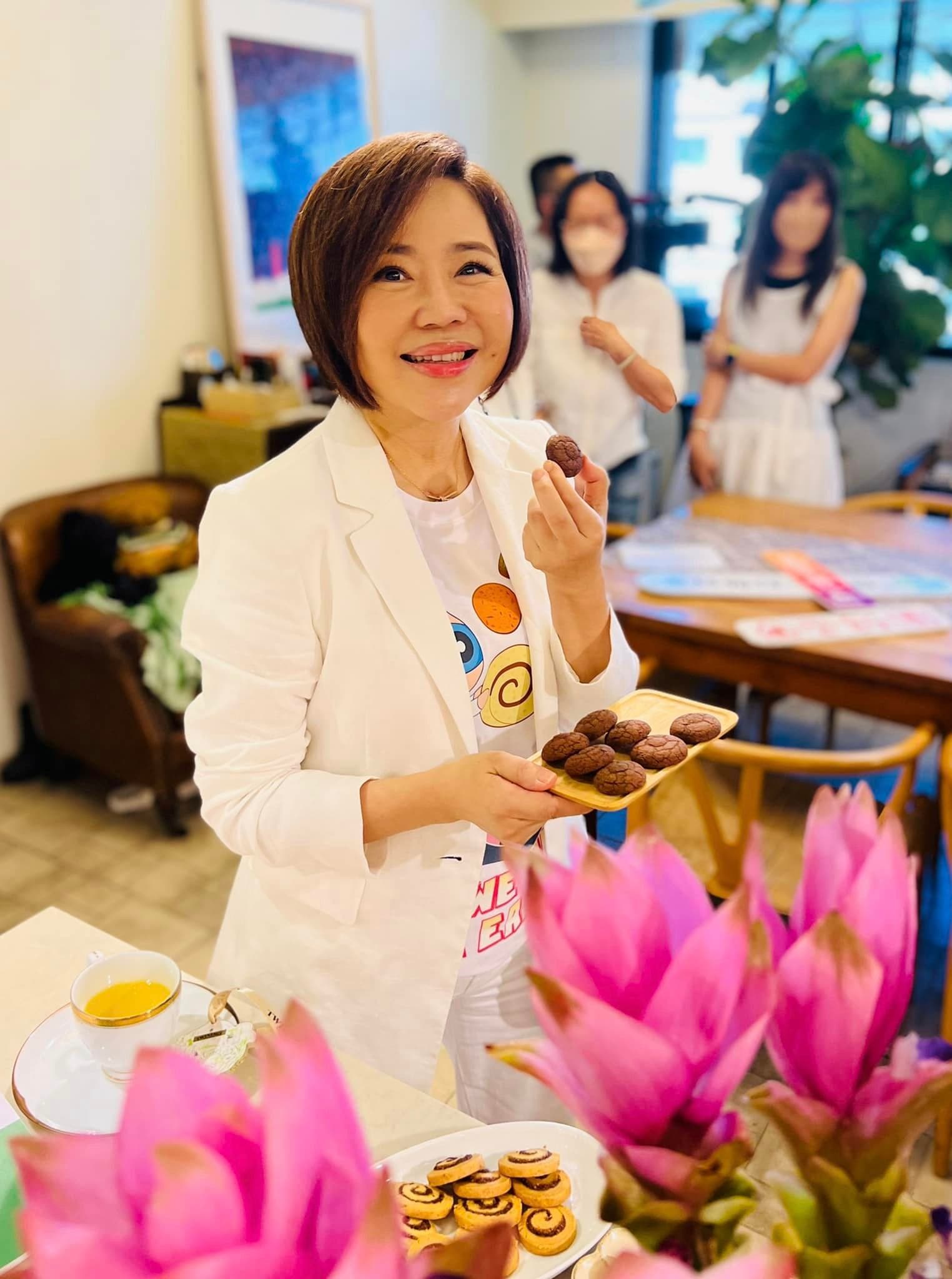 于美人認為做公益與吃美味可以並存，起心動念以「買甜點」為公益團體募款。（愛飯團提供）