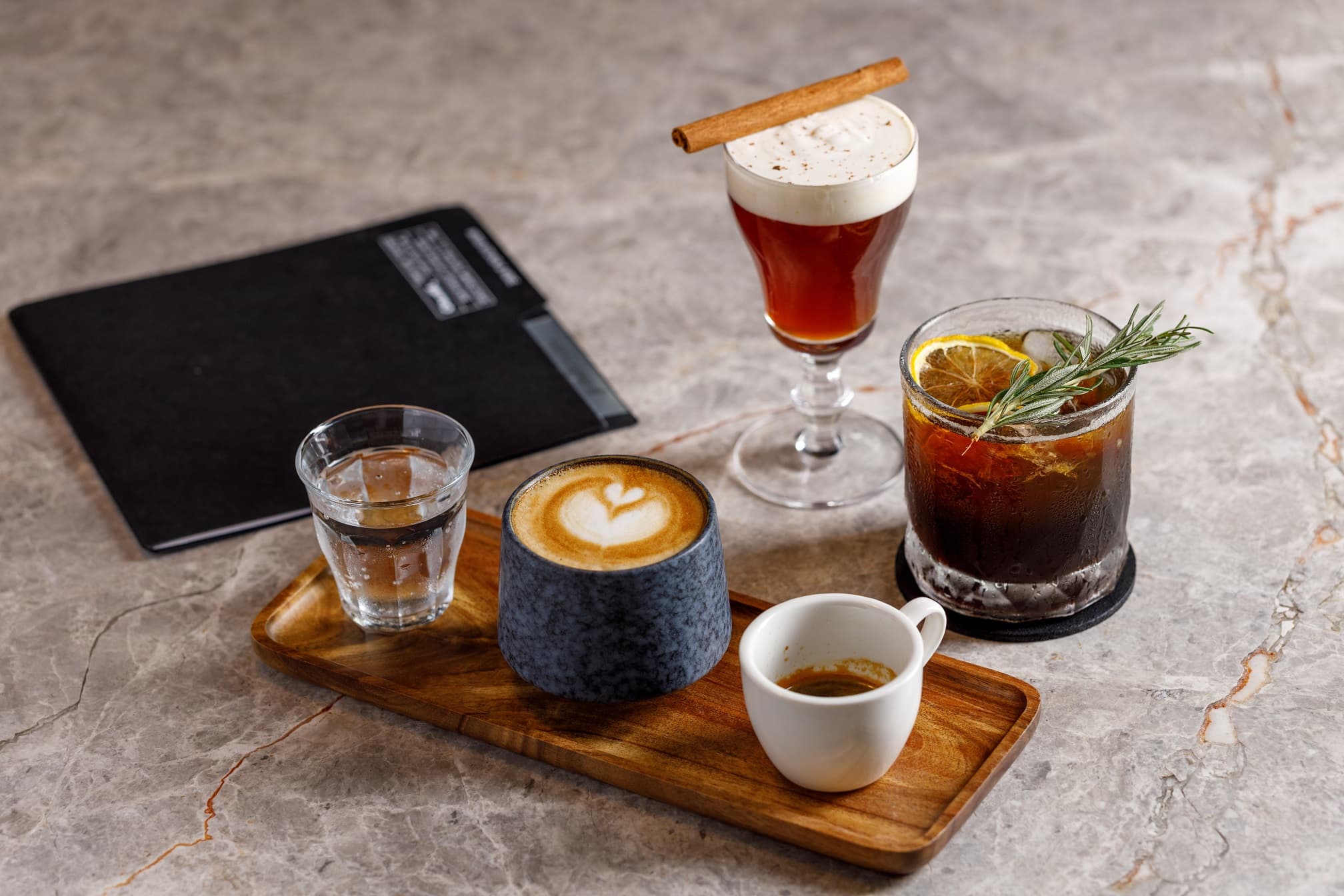 咖啡飲品極具特色,有結合義式濃縮、氣泡水與白咖啡的經典「1+1」(前,250元/份),融合調酒概念的「冰釀咖啡琴通寧」(中,250元/杯)與以藝伎咖啡豆製作的「愛爾蘭咖啡」。(後,250元/杯)