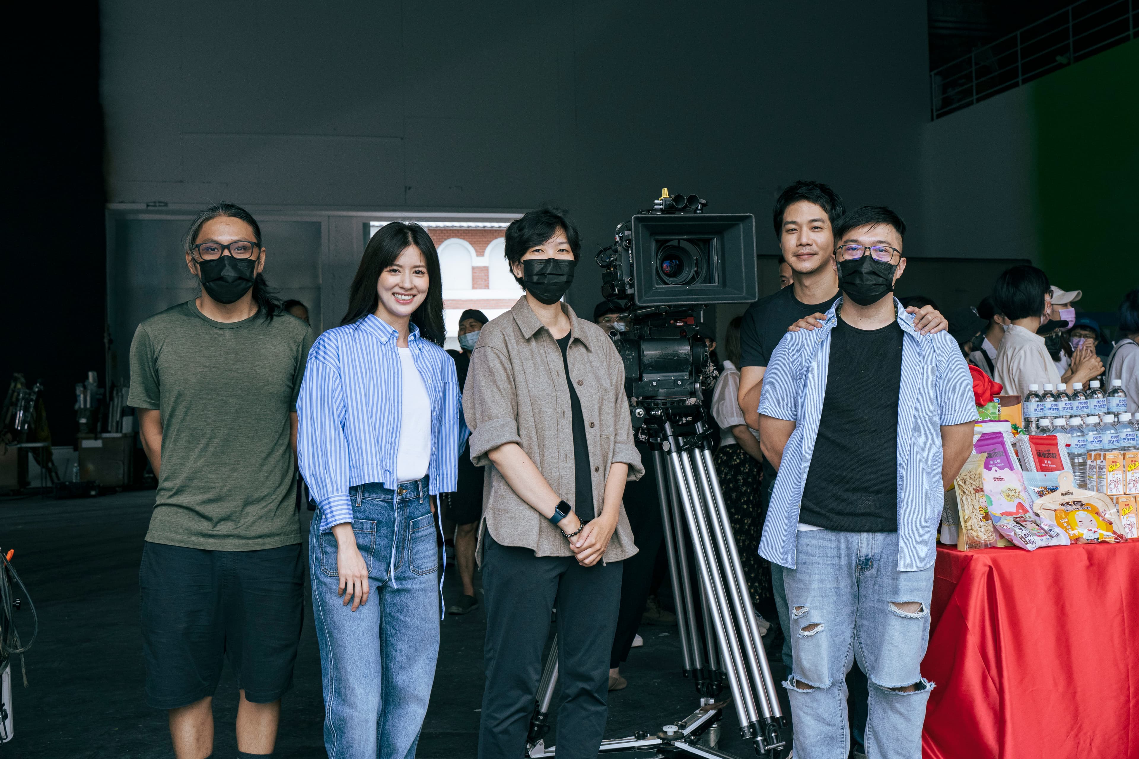 《死了一個娛樂女記者之後》攝影指導陳勝吉、林予晞、導演梁秀紅、薛仕凌、導演吳旻炫是全新組合。（鏡文學提供）