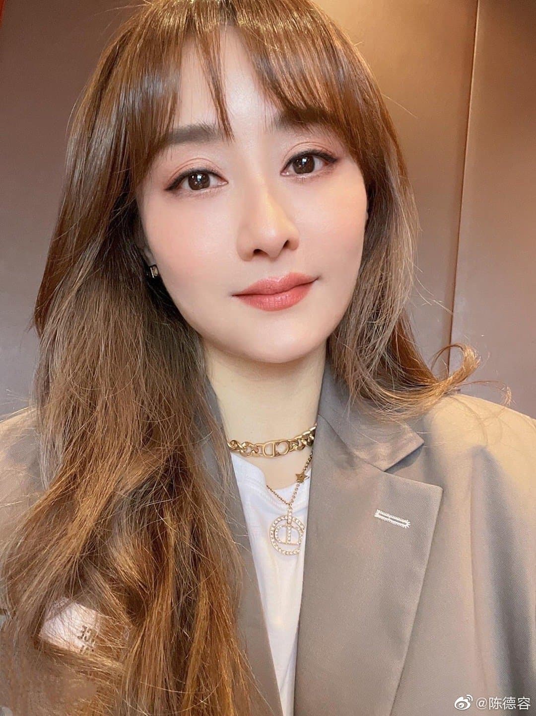陳德容去年受訪時稱自己仍是少女心,明白表示,「我不想演大孩子的媽媽,如果說我保養得這麼好,還叫我演一個大孩子的媽媽,我死都不會接受,這樣的事對我來說,就是奇恥大辱。」她因此減少戲約,已4年沒拍。(翻攝自陳德容微博)