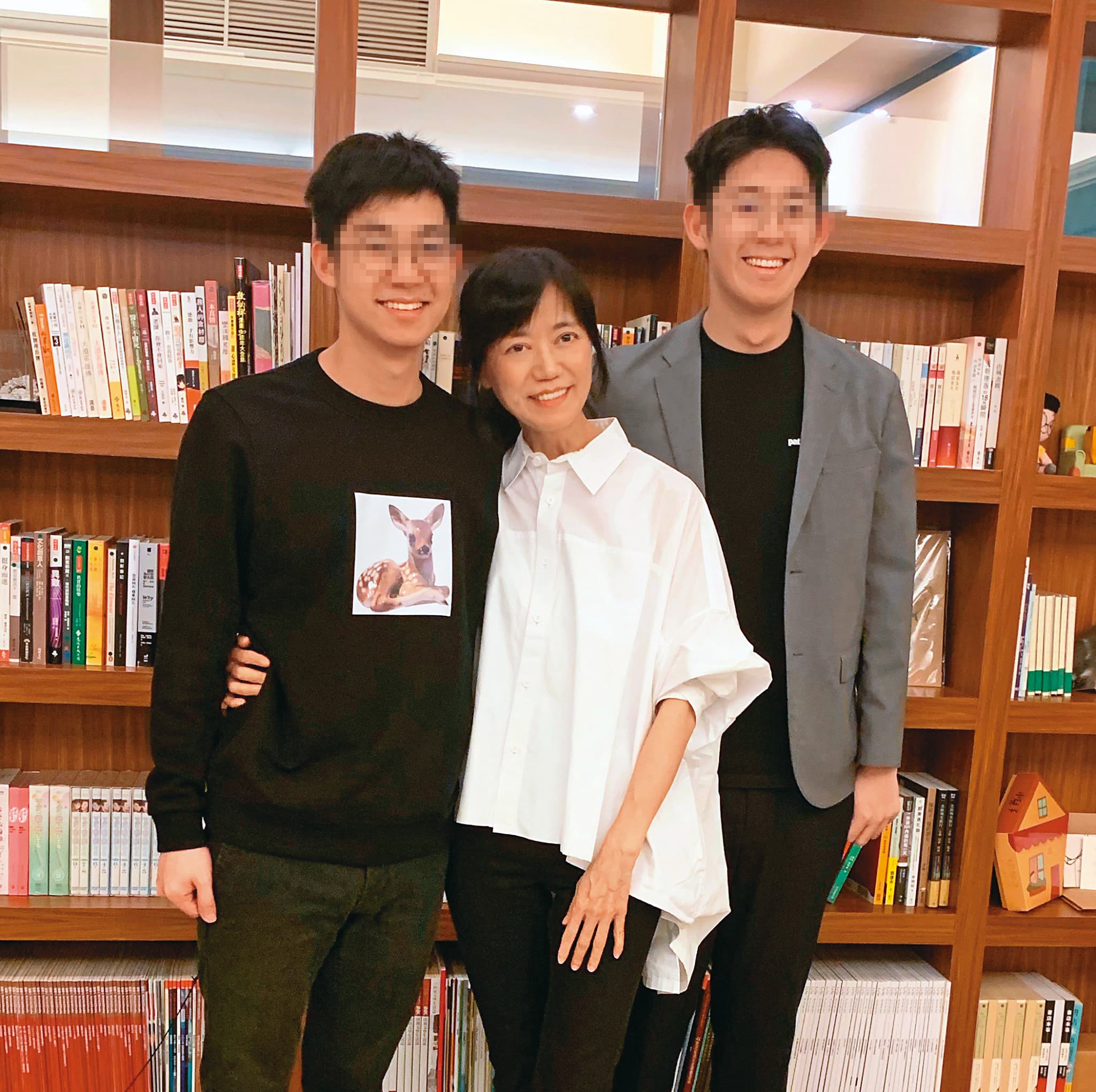 蘇麗媚從小與兩個兒子養成「讀」書習慣。(翻攝自夢田影像臉書)